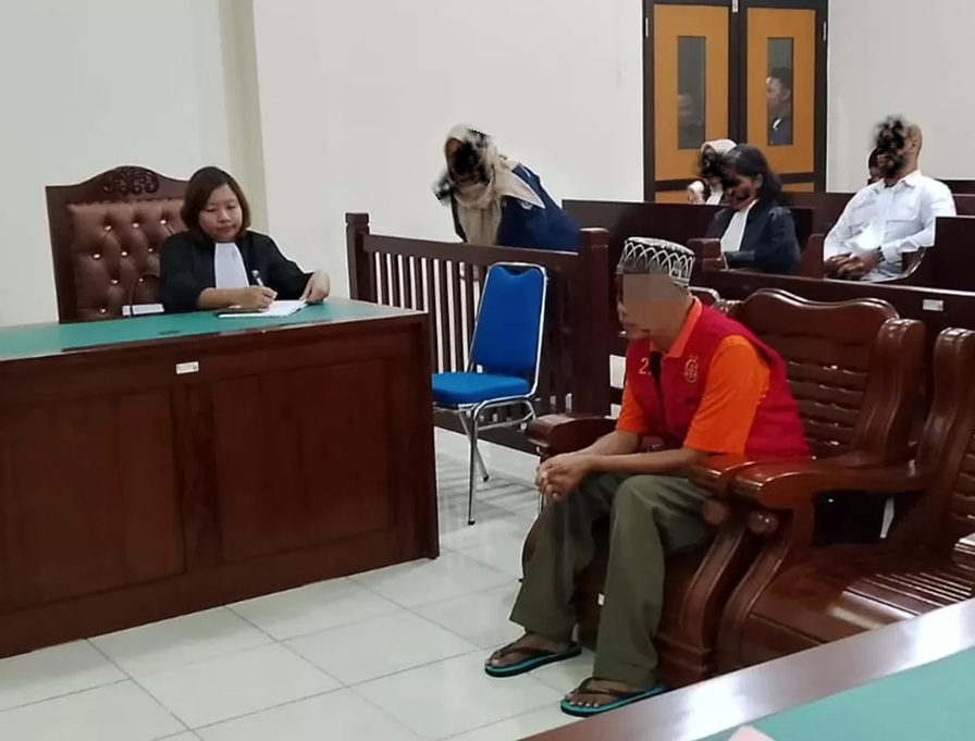 PJ saat mendengarkan vonis yang disampaikan hakim saat persidangan. ( MOESO/BALPOS)