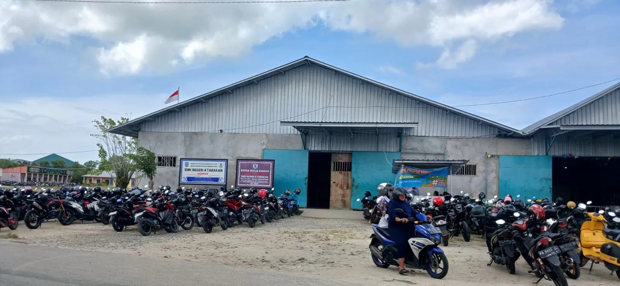 Penampakan gudang yang digunakan sebagai kelas untuk aktivitas belajar-mengajar SMK Negeri 4 Tarakan (AGUS DIAN ZAKARIA/RADAR TARAKAN)