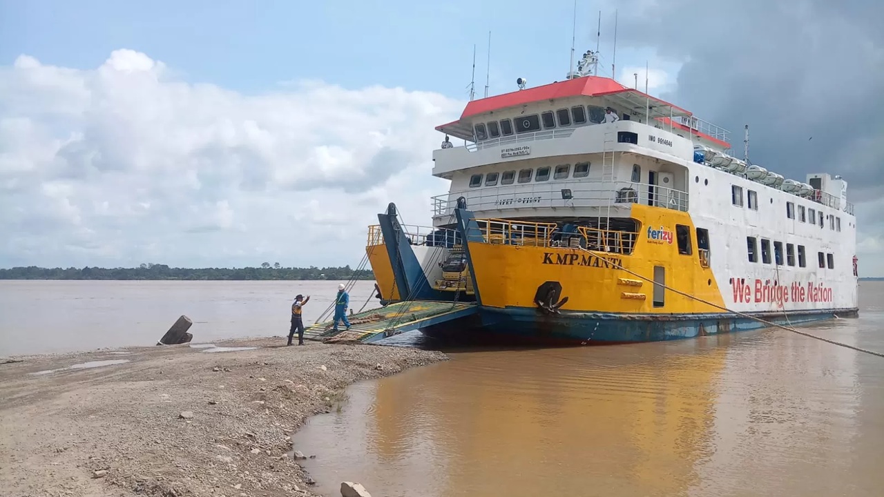 DOCKING: Kapal Feri Manta ketika sandar di Pelabuhan Sebawang Tana Tidung, Rabu (4/2). (DOK WARGA)