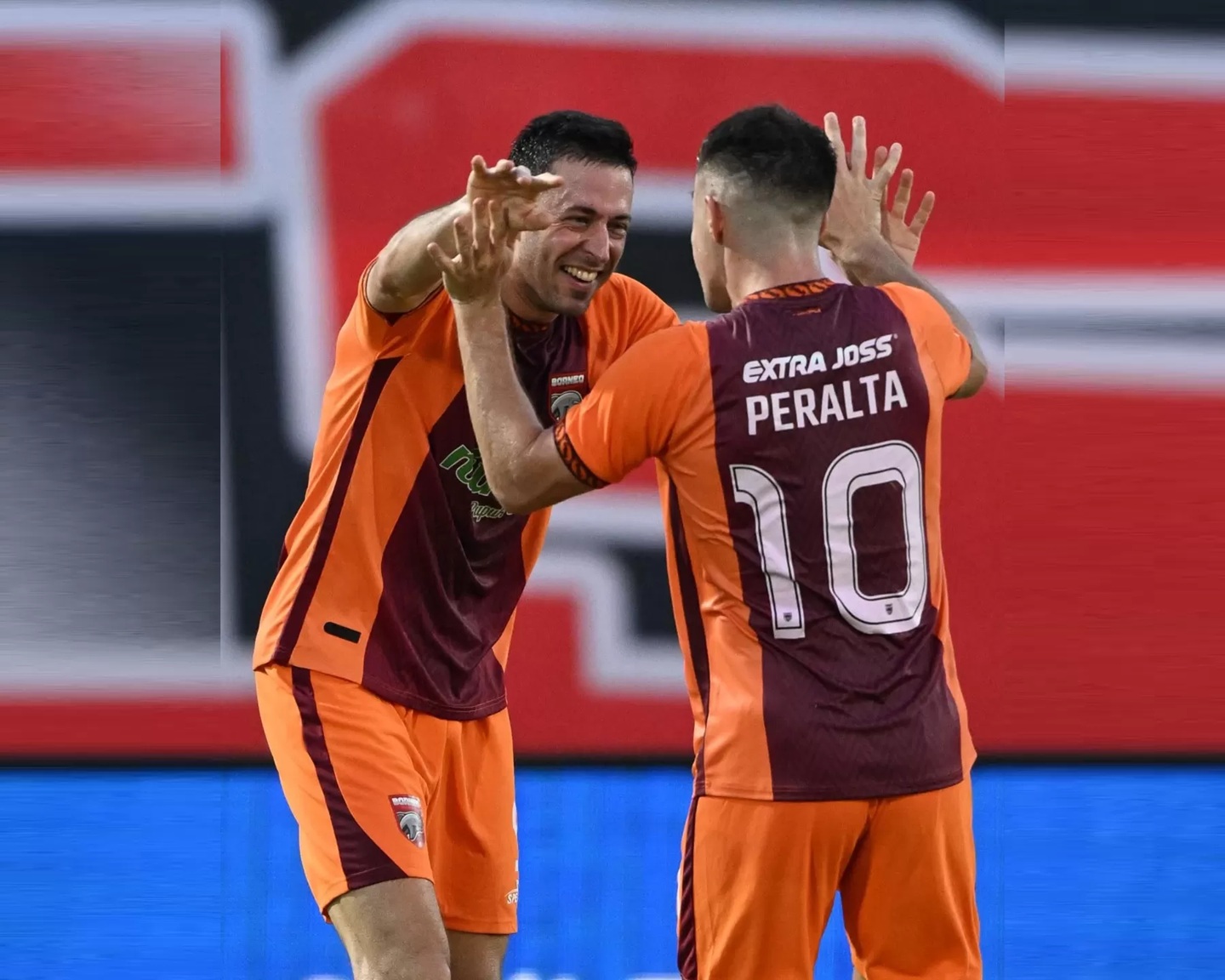 Koldo Obieta bersama Peralta, setelah mencetak gol ke gawang PSIM jogjakarta, Minggu (1/2/2026) sore lalu. (Foto: borneofcmedia)