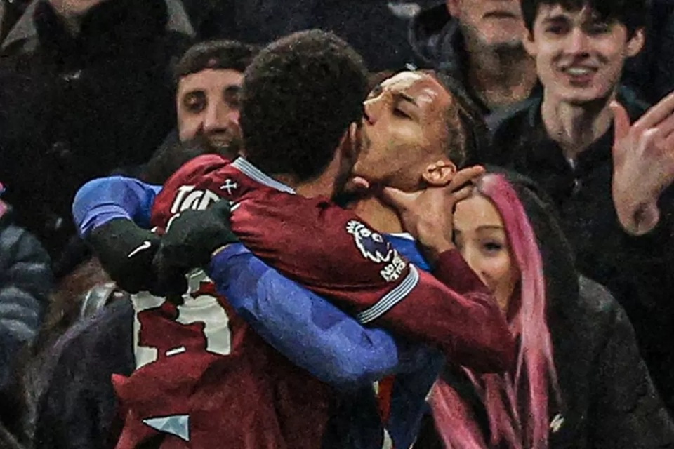 Aksi brutal Jean-Clair Todibo mencekik Joao Pedro saat kemenangan Chelsea. (ESPNUK/X).