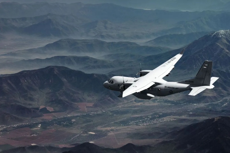 Pesawat pemburu kapal selam CN235-220 Anti-Submarine Warfare (ASW) dari PT Dirgantara Indonesia (PTDI) tengah mengudara. HO PT DI