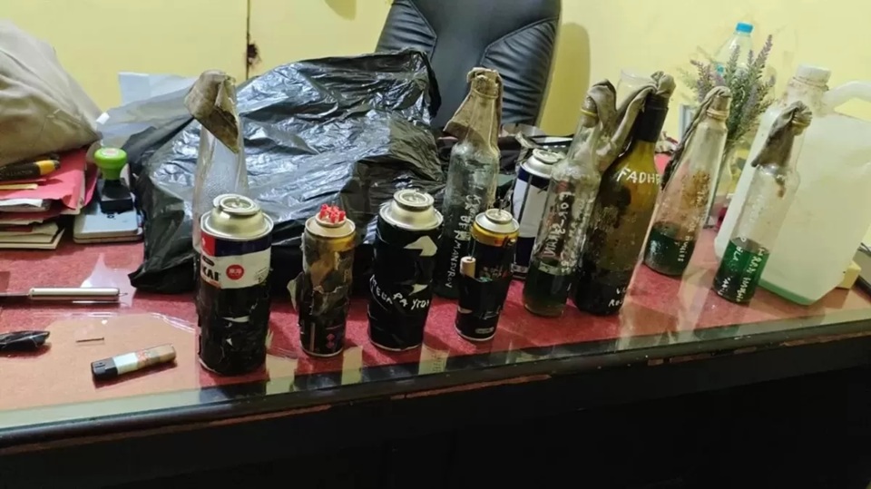 Benda-benda yang digunakan siswa SMPN 3 Sungai Raya Kubu Raya untuk melakukan aksi kekerasan di sekolah. (ISTIMEWA)