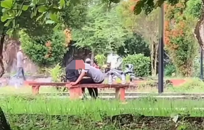 Tangkapan layar video aksi tak senonoh sepasang muda-mudi di arena Sport Center Stadion 29 Nopember Sampit beredar luas di media sosial. (warga/radar sampit)