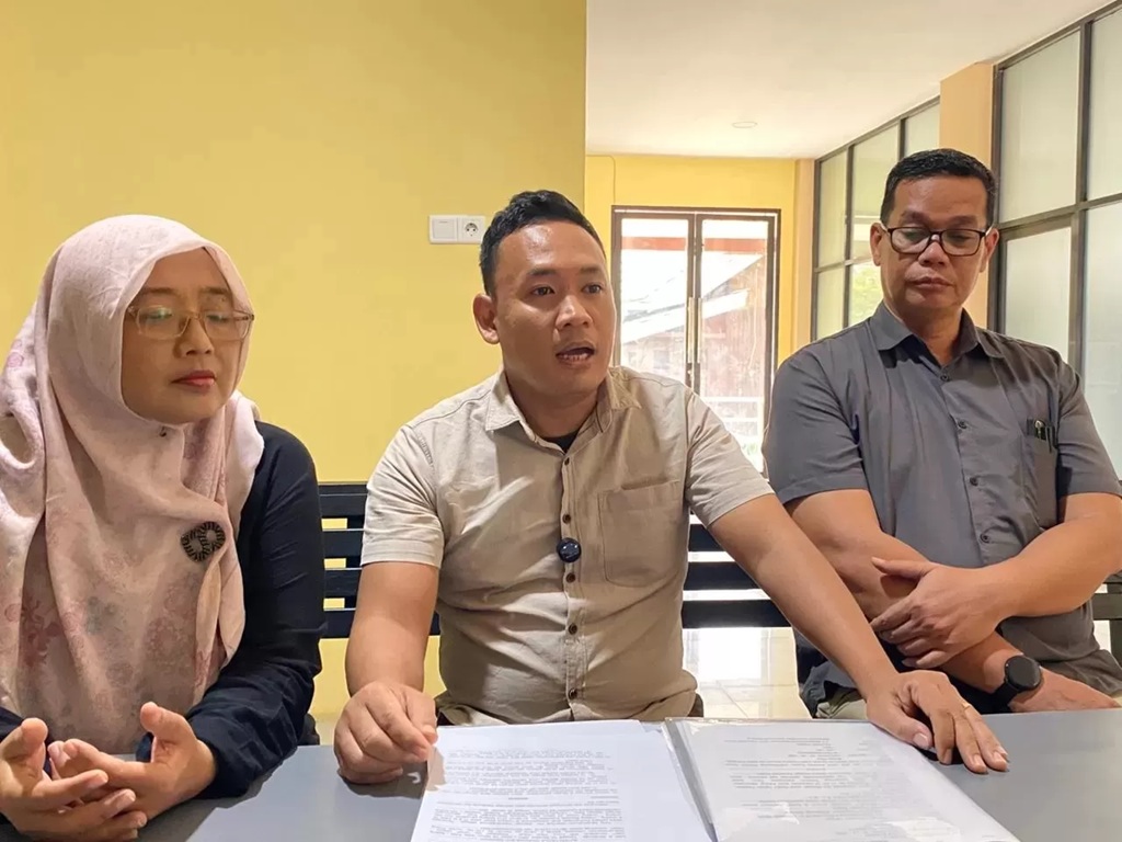 uasa hukum AFI dari LBH Taman Keadilan, Khoirul Amar, saat mendampingi kliennya di Polsek Sungai Pinang, Rabu (4/2/2026). (SAPOS)