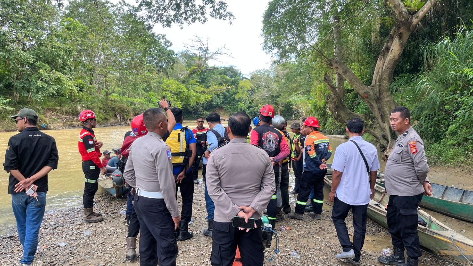 Tim SAR Gabungan melakukan persiapan melakukan pencarian korban pekerja kehutanan di sungai Kandilo Paser