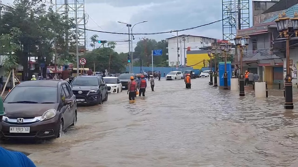 Banjir yang menggenangi ruas Jalan MT Haryono, Balikpapan, usai hujan deras, kembali mengganggu aktivitas lalu lintas dan warga sekitar. (Mella)