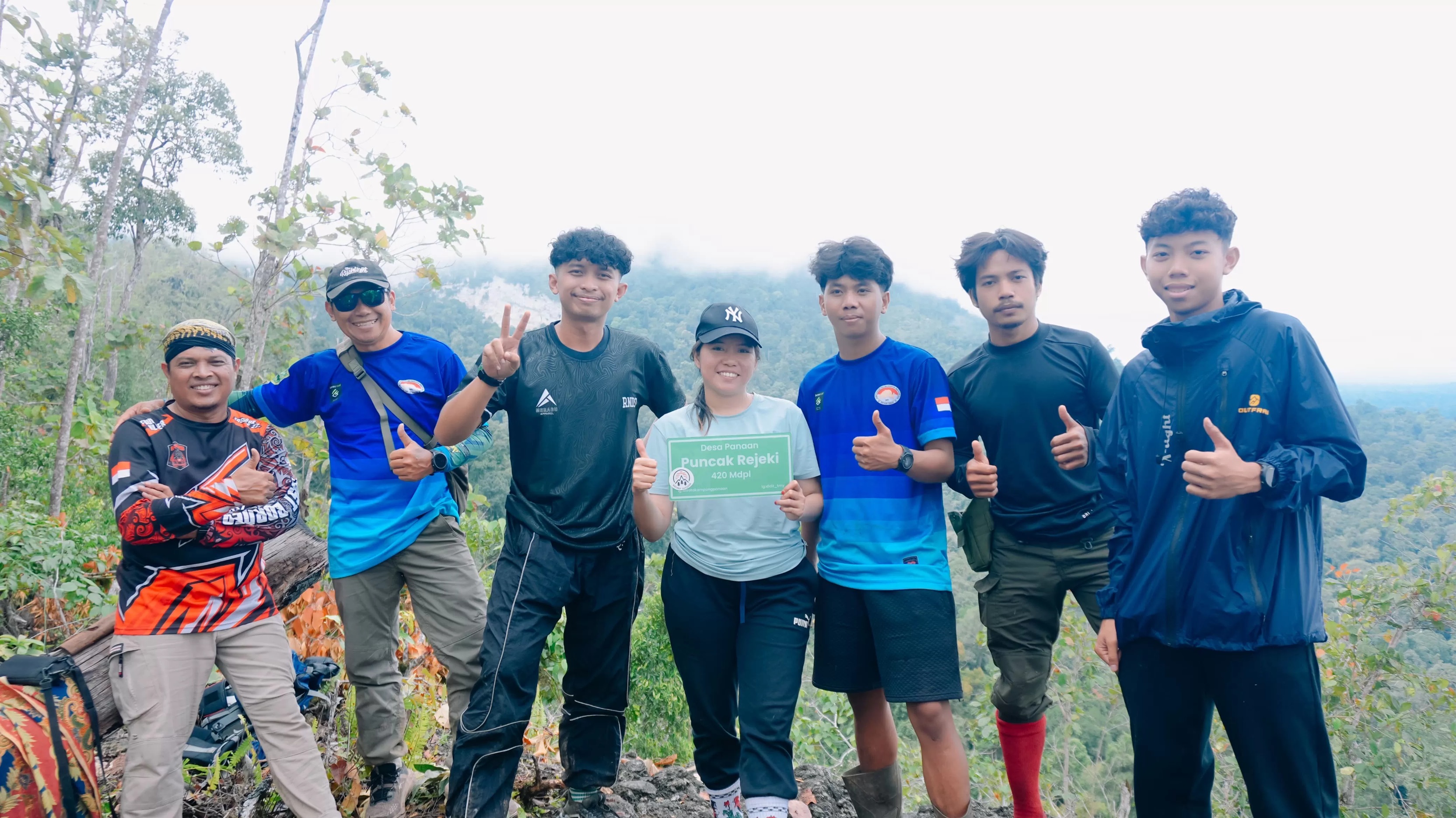 RESMI DIBUKA: Jalur pendakian Puncak Rezeki yang berada di Kampung Panaan sudah resmi dibuka. (RODI UNTUK BERAU POST)