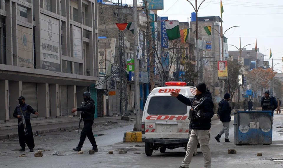 Sebuah ambulans memasuki lokasi serangan pihak keamanan terhadap teroris di Quetta, provinsi Balochistan, Pakistan, Sabtu (31/1/2026).