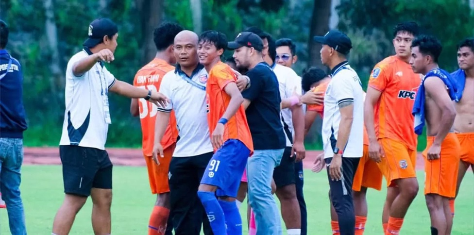 Pemain dan ofisial Persikutim United saat merayakan kemenangan atas Persebata Lembata di babak play off Liga 3.