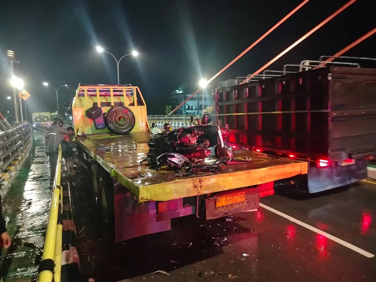 RUSAK BERAT: Kondisi motor hancur parah usai tabrak truk tronton di atas Jembatan Alalak Banjarmasin, Kamis (5/2/2026) malam. (Maulana/Radar Banjarmasin)
