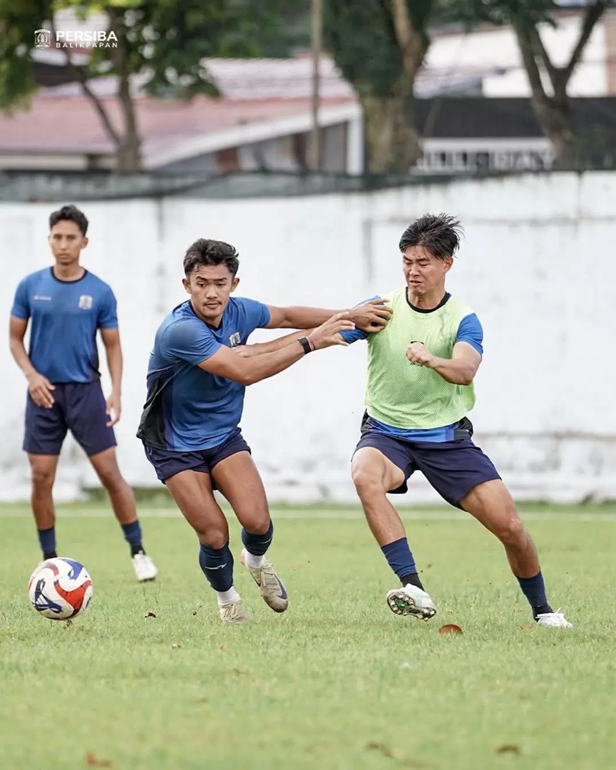 Pemain Persiba Balikpapan saling berebut bola saat sesi latihan jelang putaran ketiga Liga 2 2025/2026, fokus mematangkan strategi demi target sapu bersih laga kandang.