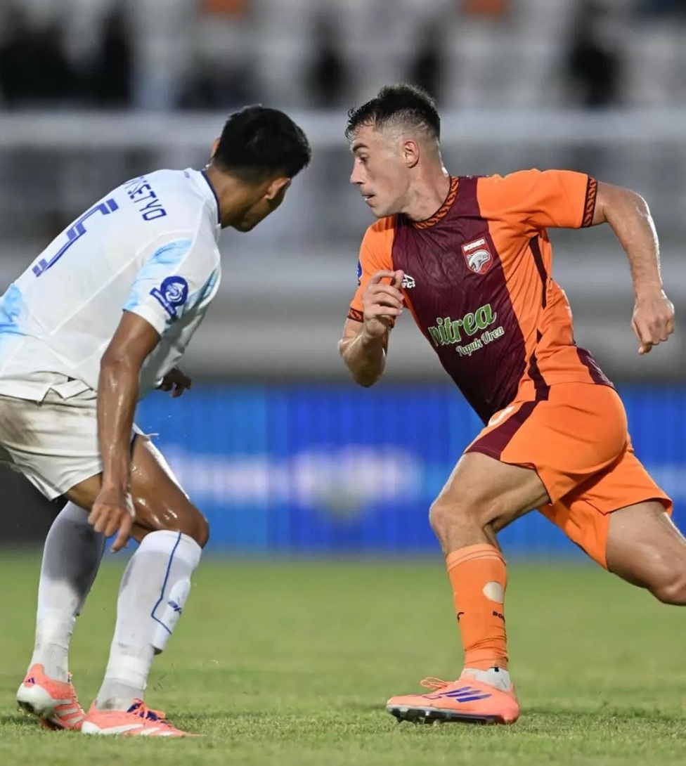 Penampilan memukau Mariano Peralta tak pelak menjadikannya pemain kesayangan suporter Borneo FC. Tak heran, rumor akan dijualnya Peralta membuat suporter resah.