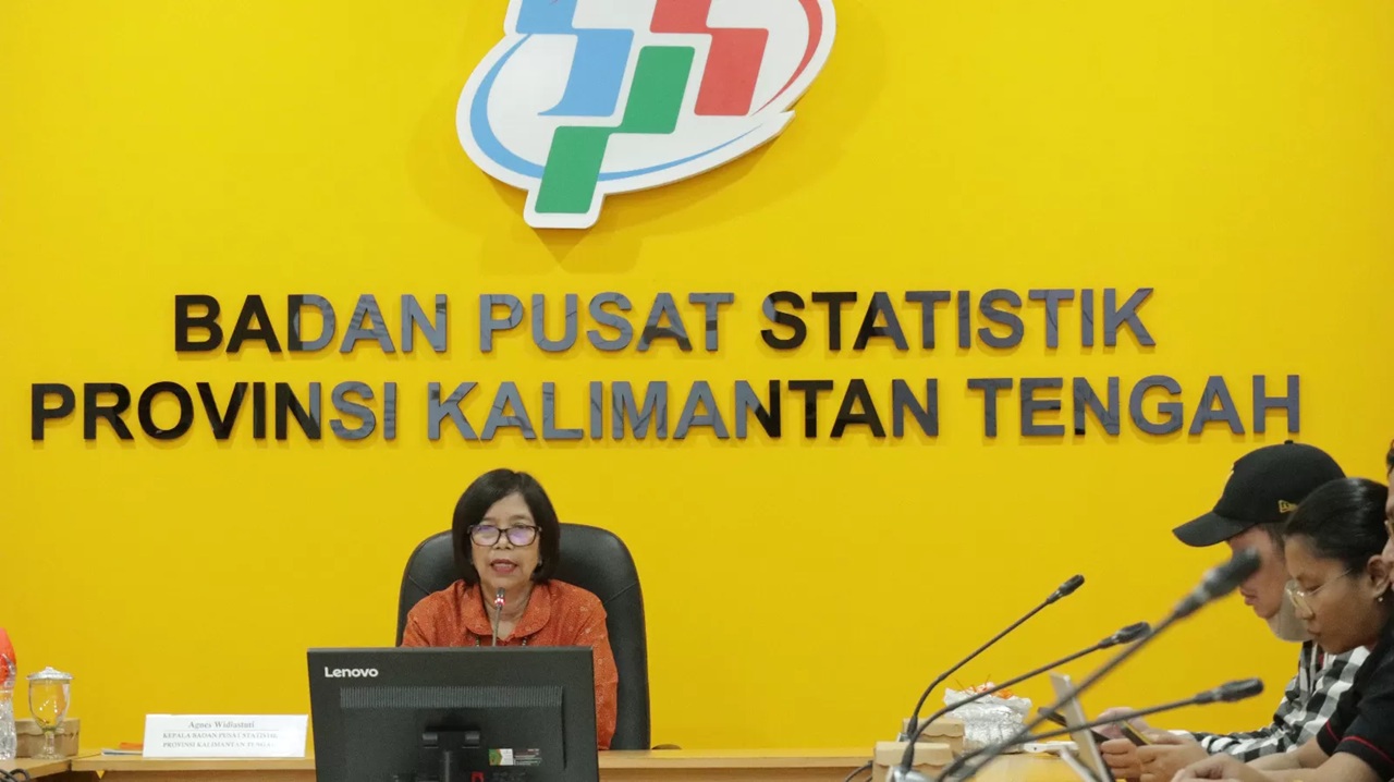 Kepala BPS Kalteng Agnes Widiastuti, saat menyampaikan data indikator sosial ekonomi selama 2025. (dodi/radarsampit)