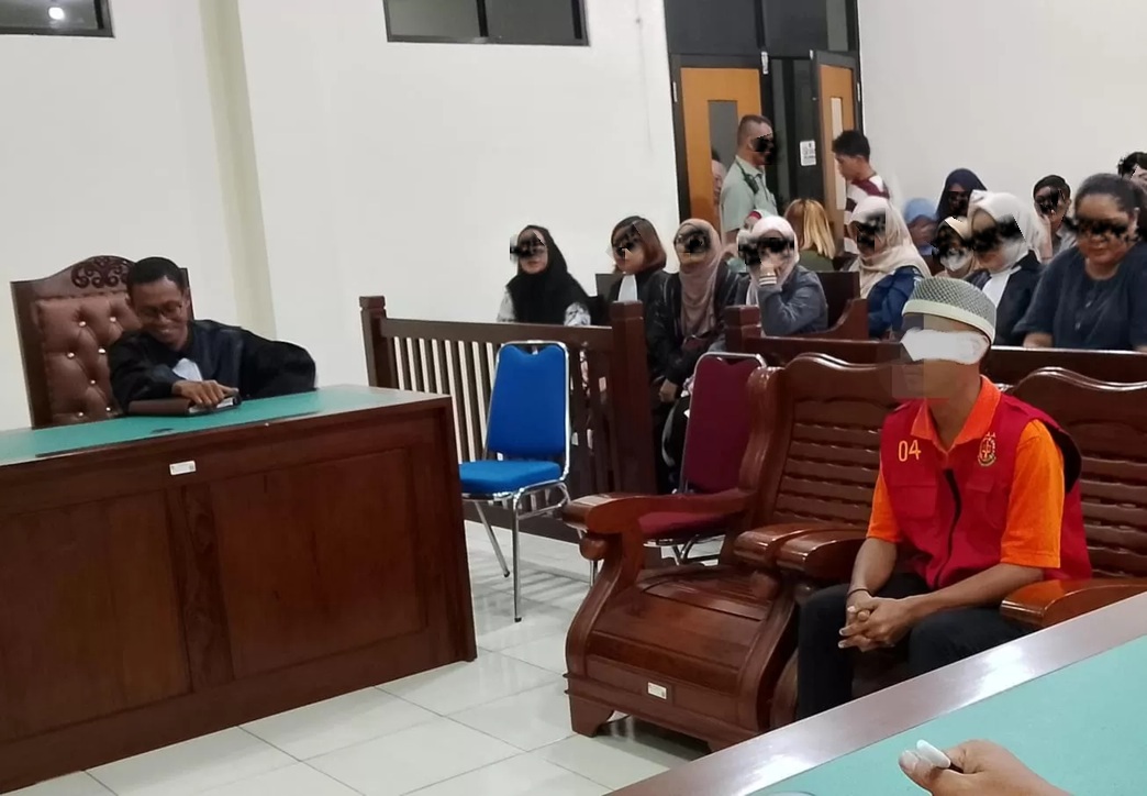 DIADILI: GH (rompi merah) saat akan menjalani sidang di Pengadilan Negeri Balikpapan. (MOESO/BALPOS)