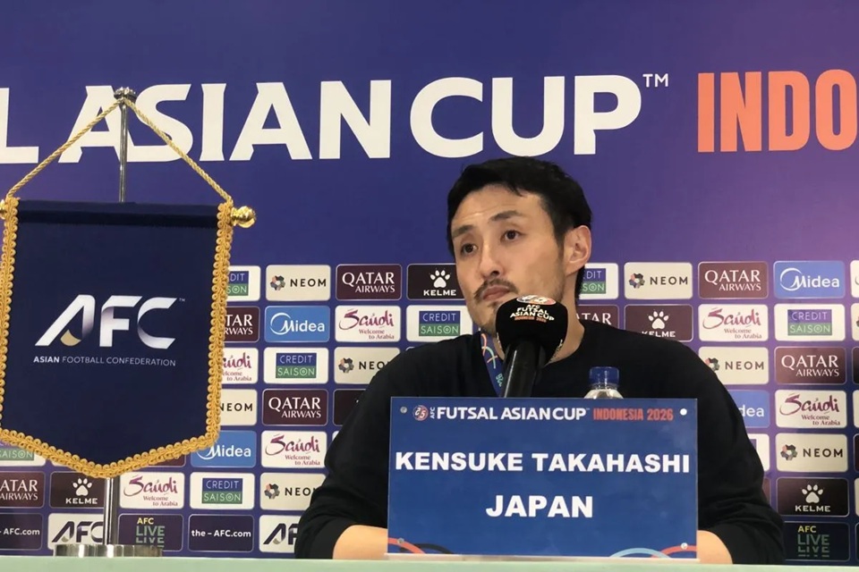 Pelatih timnas futsal Jepang Kensuke Takahashi saat menghadiri jumpa pers pasca pertandingan semifinal Piala Asia Futsal 2026 di Indonesia Arena.