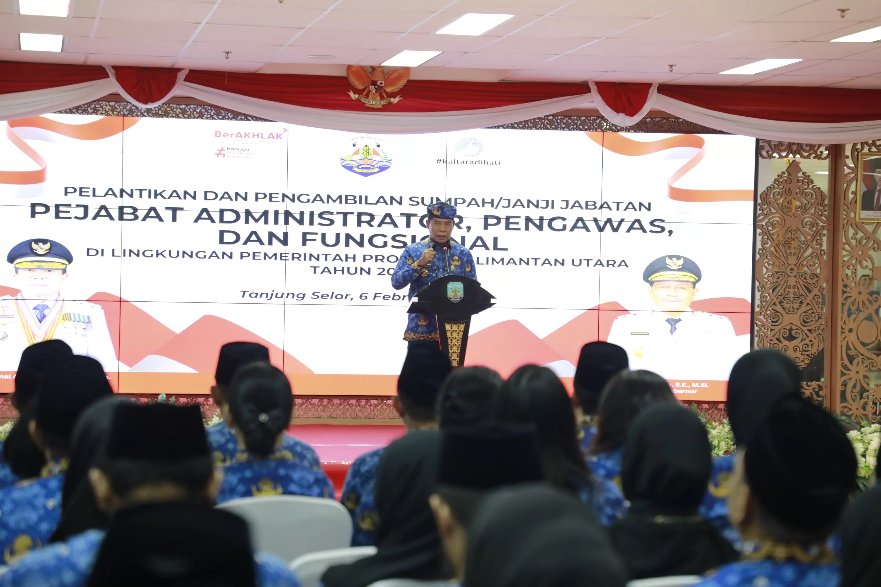 ATENSI: Gubernur Kaltara, H. Zainal Arifin Paliwang memberikan arahan kepada para pejabat yang baru dilantik. (DKISP KALTARA)