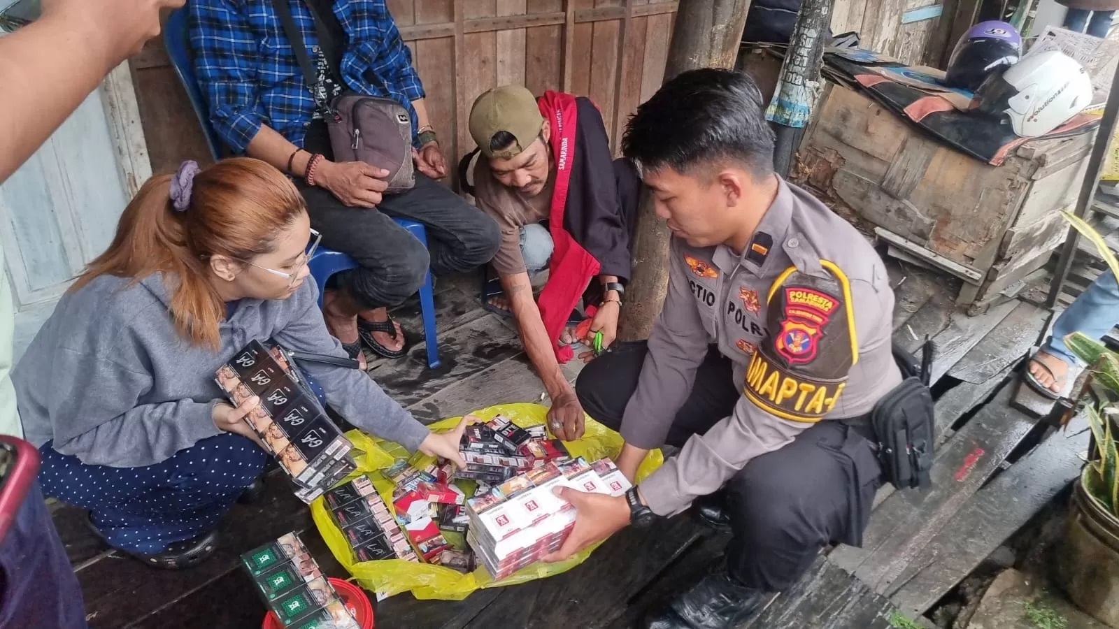 BOBOL. Pamapta Polresta Samarinda mengamankan seorang perempuan  dengan barang bukti rokok dan uang hasil curian suaminya yang kabur. (kis)