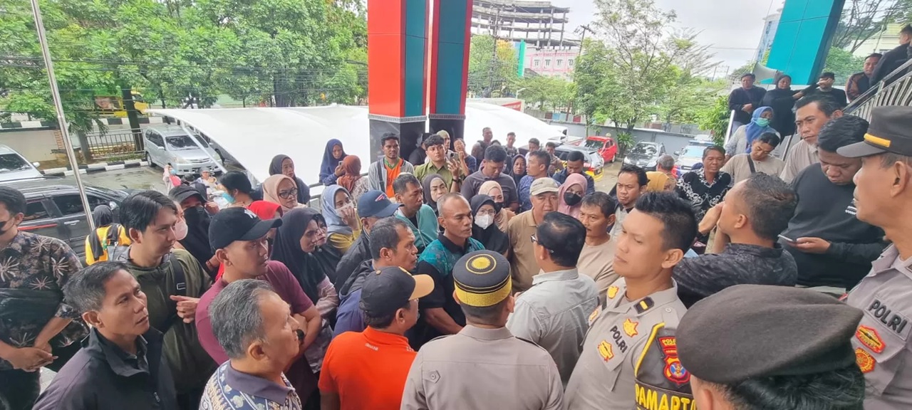 Ratusan pemilik Surat Keterangan Tempat Usaha Berdagang (SKTUB) kembali mendatangi Kantor Dinas Perdagangan Kota Samarinda di Jalan Juanda, Kecamatan Samarinda Ulu menuntut kejelasan lapak mereka.