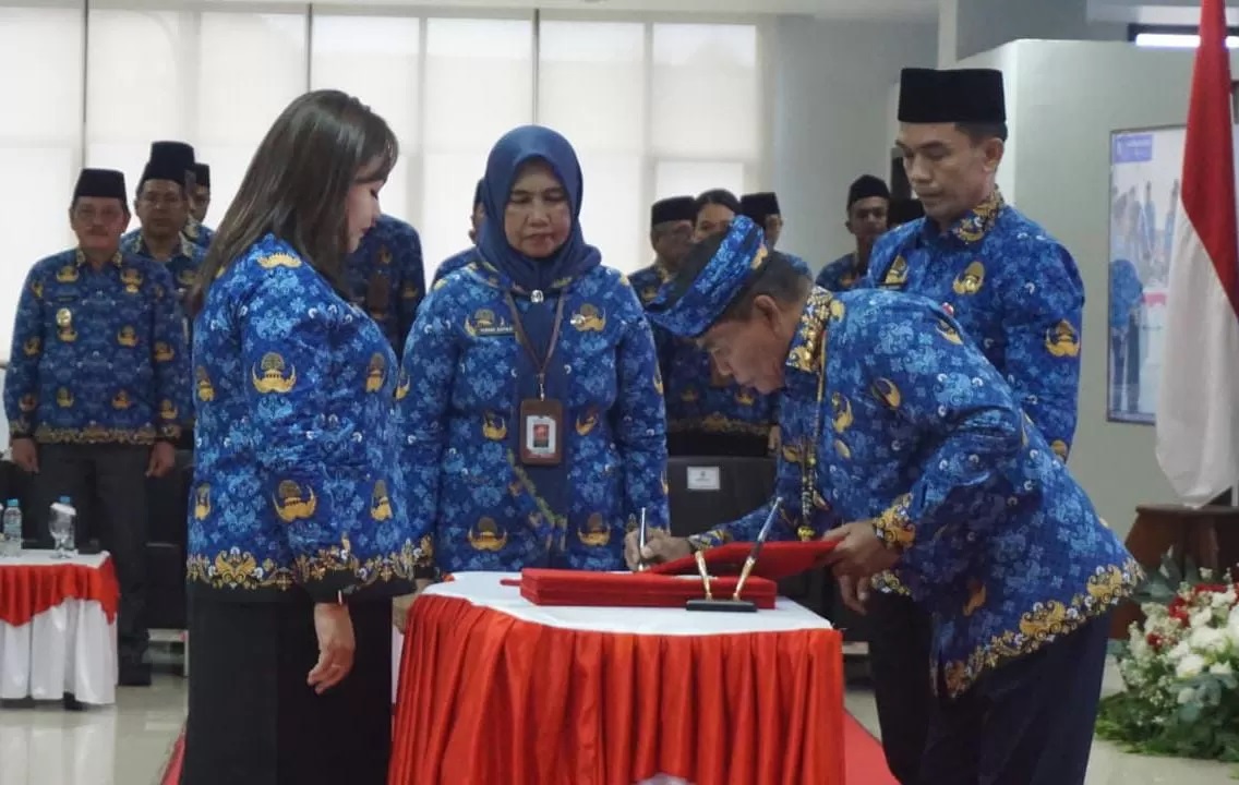 PROSES: Gubernur Kaltara, Zainal Arifin Paliwang melantik pejabat administrator, pengawas dan fungsional Pemprov Kaltara. (IWAN K/RADAR TARAKAN)