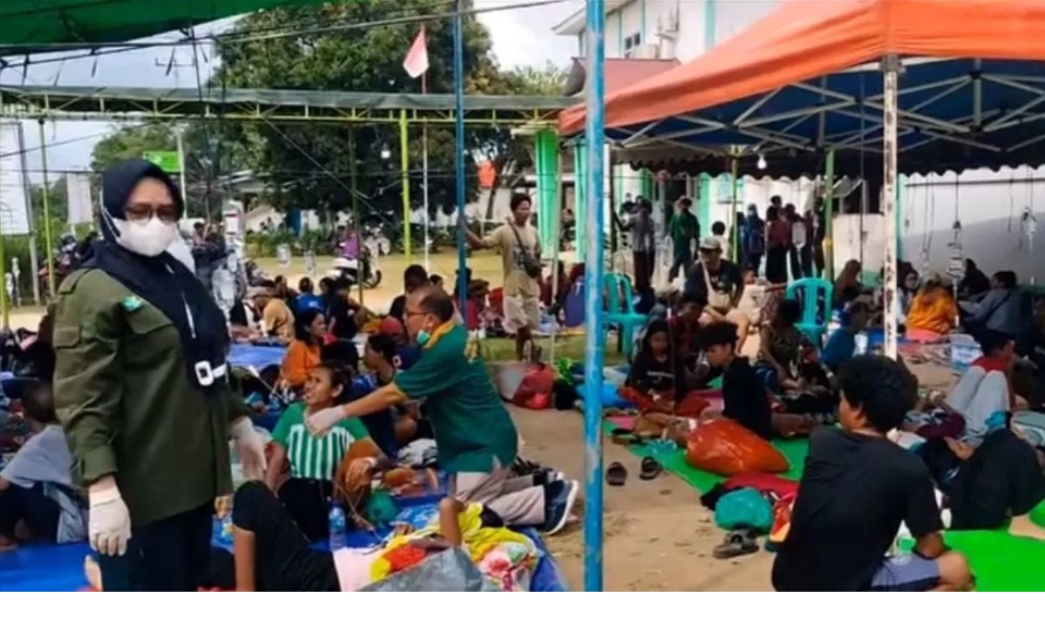 Puskesmas Marau harus membuka tenda di halaman karena pasien keracunan MBG terus bertambah pada Jumat (6/2). (ISTIMEWA)