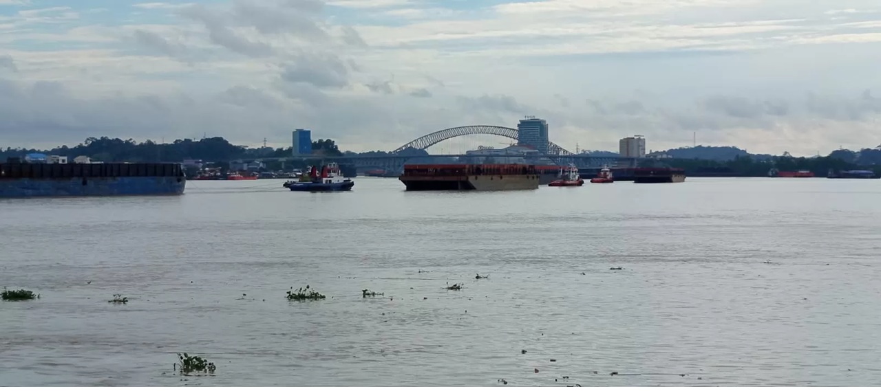 Ponton yang "parkir" di Sungai Mahakam.
