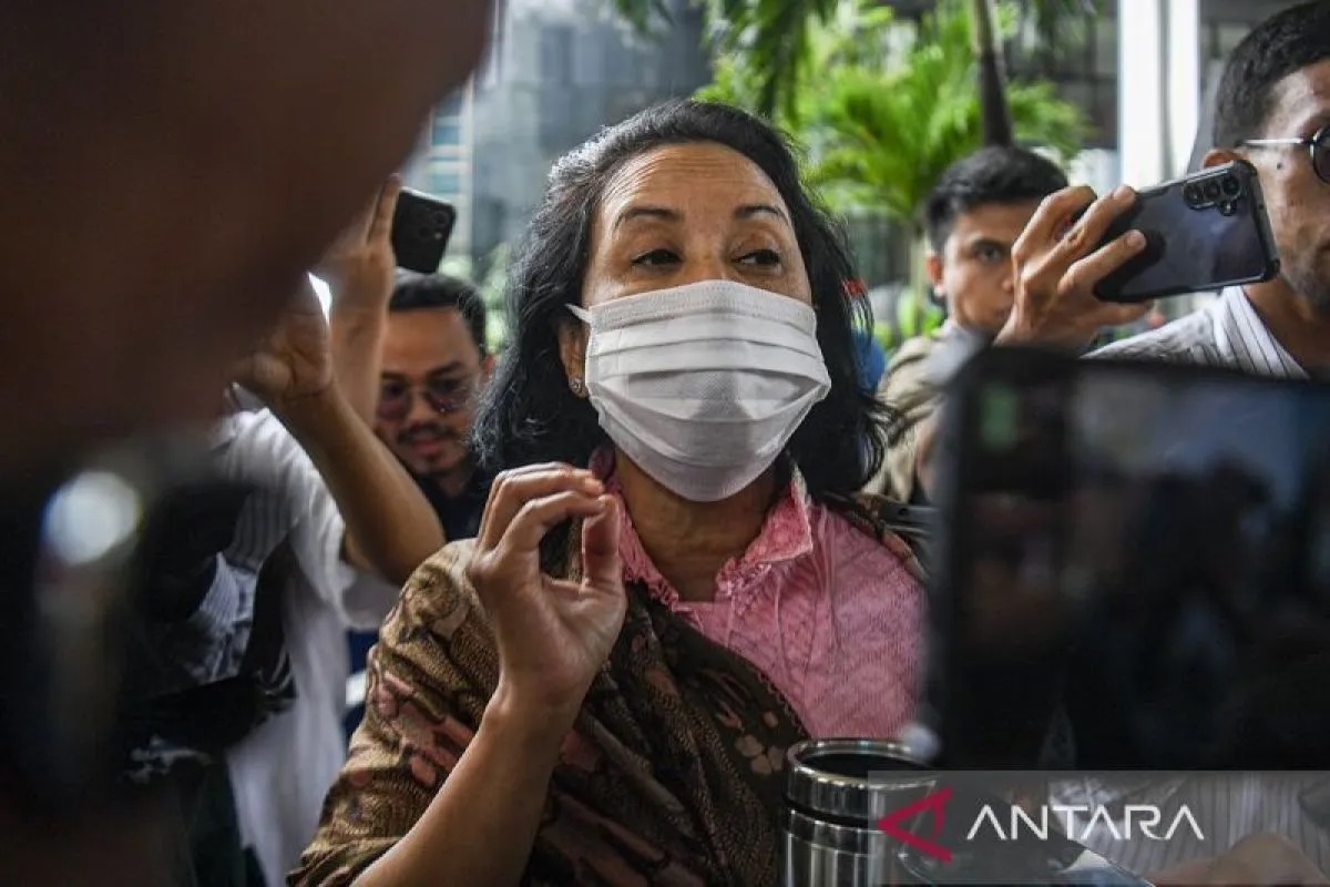 Menteri BUMN Kabinet Kerja periode 2014-2019 Rini Soemarno berjalan usai menjalani pemeriksaan di gedung KPK Merah Putih, Jakarta, Senin (10/2/2025). (ANTARA)