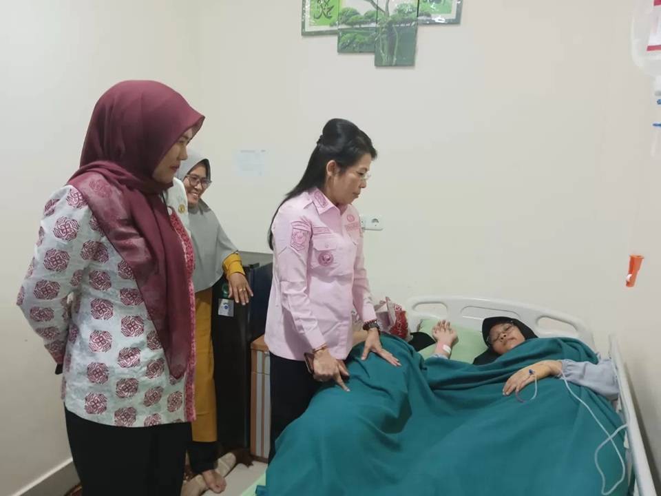 Wali Kota Singkawang Tjhai Chui Mie, Kadis Kesehatan dan KB H Hardin, dan Kadis pendidikan dan kebudayaan H Asmadi di RS Sa