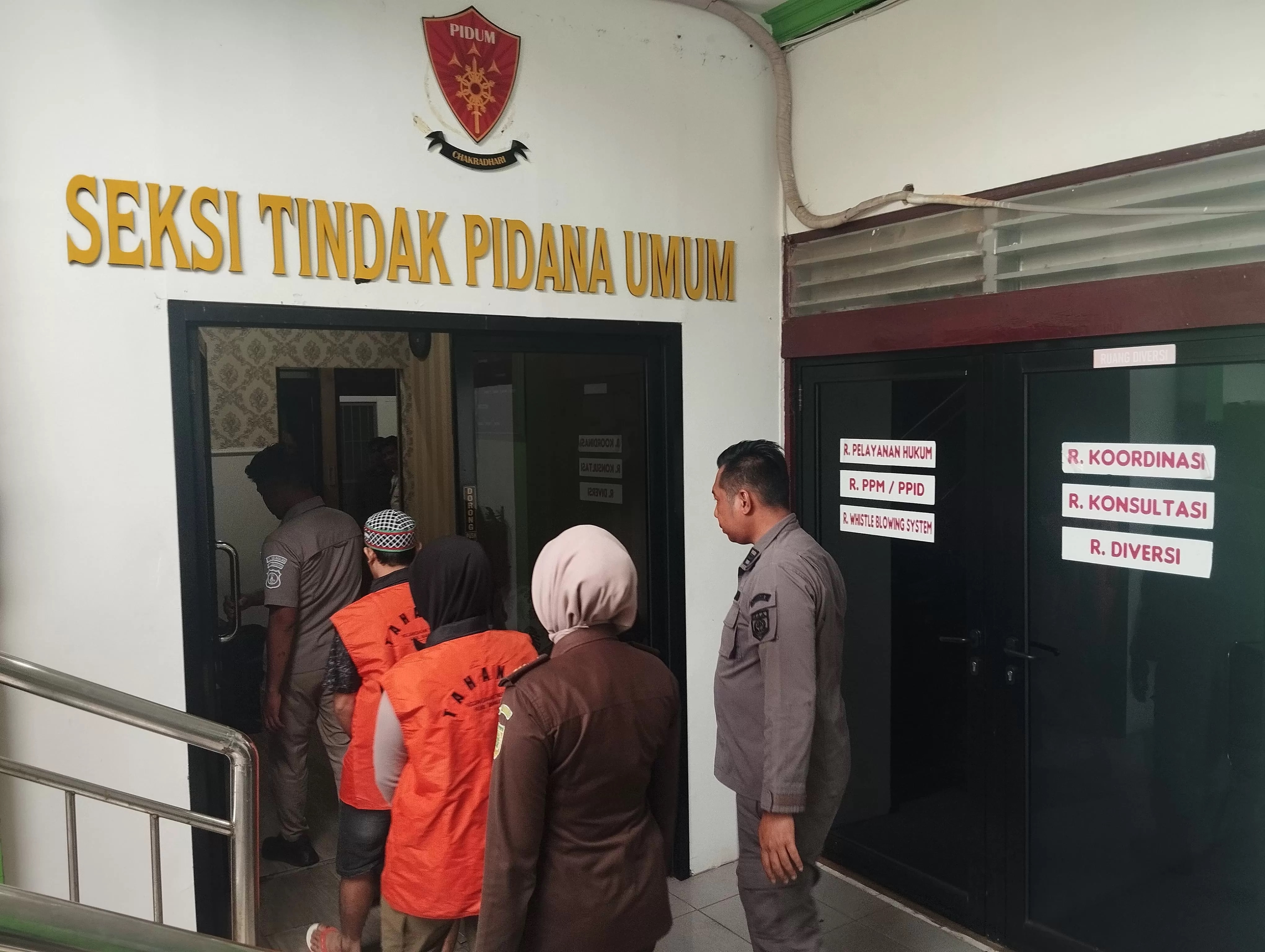 DIAMANKAN: Kedua Terdakwa kasus mutilasi di Paramasan, Kabupaten Banjar saat diserahkan Polres Banjar kepada petugas Kejari Banjar pada 13 November 2025 lalu. (FADLAN ZAKIRI/RADAR BANJARMASIN)