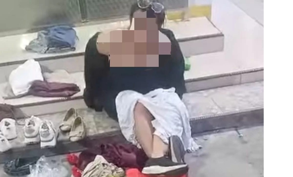 Tersangka pencurian di sekitar Masjid Jami Noor Agung Sampit membuka baju saat diinterogasi warga sekitar, Minggu (8/2/2026).