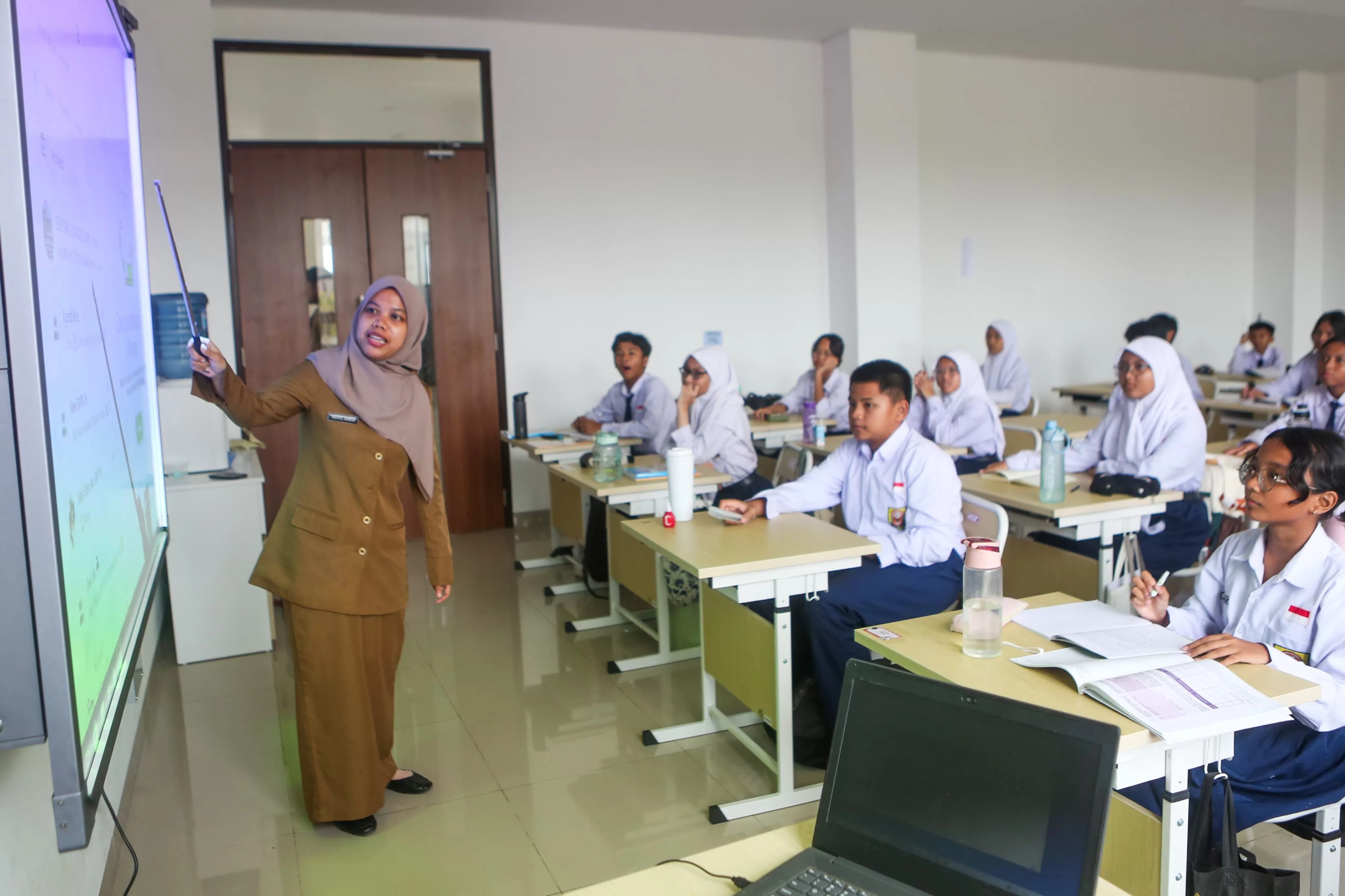 Cegah siswa putus sekolah karena kemiskinan, Disdikbud Kaltim distribusikan 63 ribu paket seragam, tas, dan sepatu gratis.