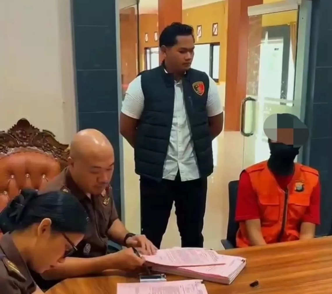 SEGERA DIADILI: Pelaku R (kanan) saat diserahkan ke Kejaksaan Negeri Sendawar. (IST.)