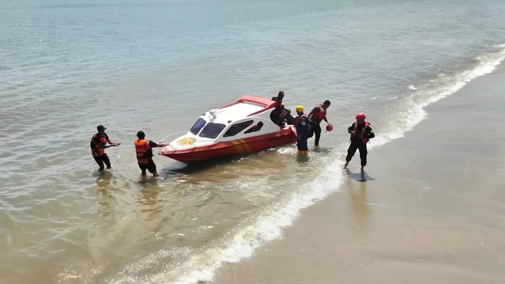Tim Brimob Polda Kaltim bersama SAR gabungan menurunkan kapal taktis untuk memperluas pencarian korban tenggelam di perairan Pantai Seraya, Balikpapan, Minggu (8/2/2026).