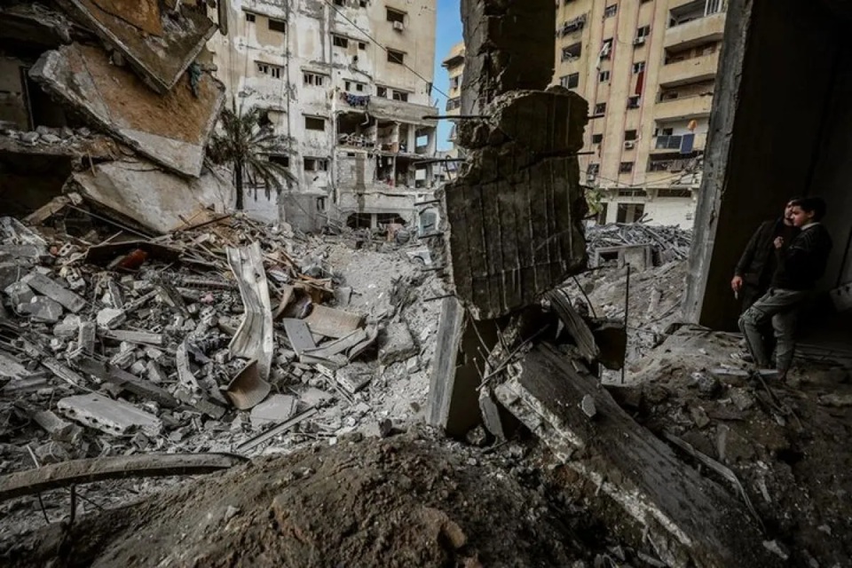 Dua orang warga Palestina memandangi reruntuhan bangunan akibat serangan Israel di Gaza. ANTARA/Xinhua