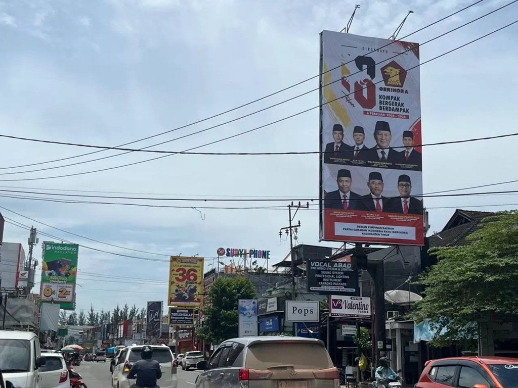 Baliho dan reklame berjejer di kawasan Jalan Agus Salim, Samarinda. Penataan media promosi luar ruang menjadi sorotan terkait instruksi penertiban spanduk. (NASYA/KP)