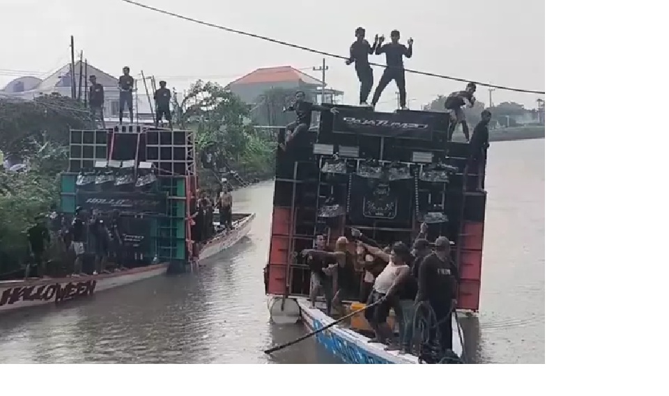 Insiden perahu yang membawa sound horeg tenggelam saat proses cek sound tradisi Nyadran di Desa Balongdowo, Kecamatan Candi, Kabupaten Sidoarjo. (Instagram @exploredolan.id)