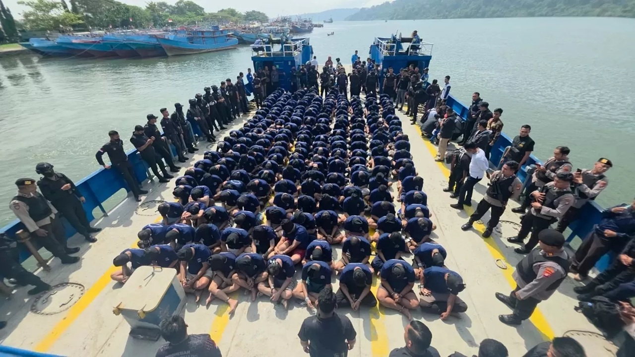 Sebanyak 220 narapidana Lembaga Pemasyarakatan (Lapas) Kelas I Cipinang kategori high risk dipindahkan dari Jakarta menuju Lapas di wilayah Nusakambangan. (IST.)