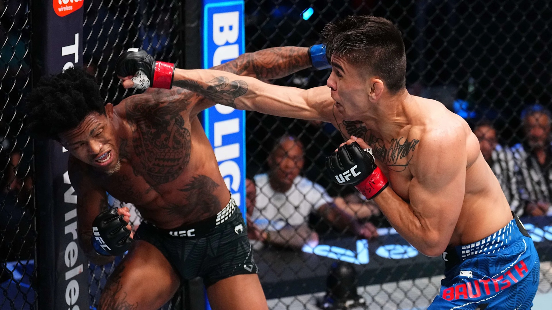 Mario Bautista (kanan) tetap diperhitungkan di divisi kelas bantam UFC yang bertabur petarung hebat berkat kemenangannya atas Vinicius Oliveira.