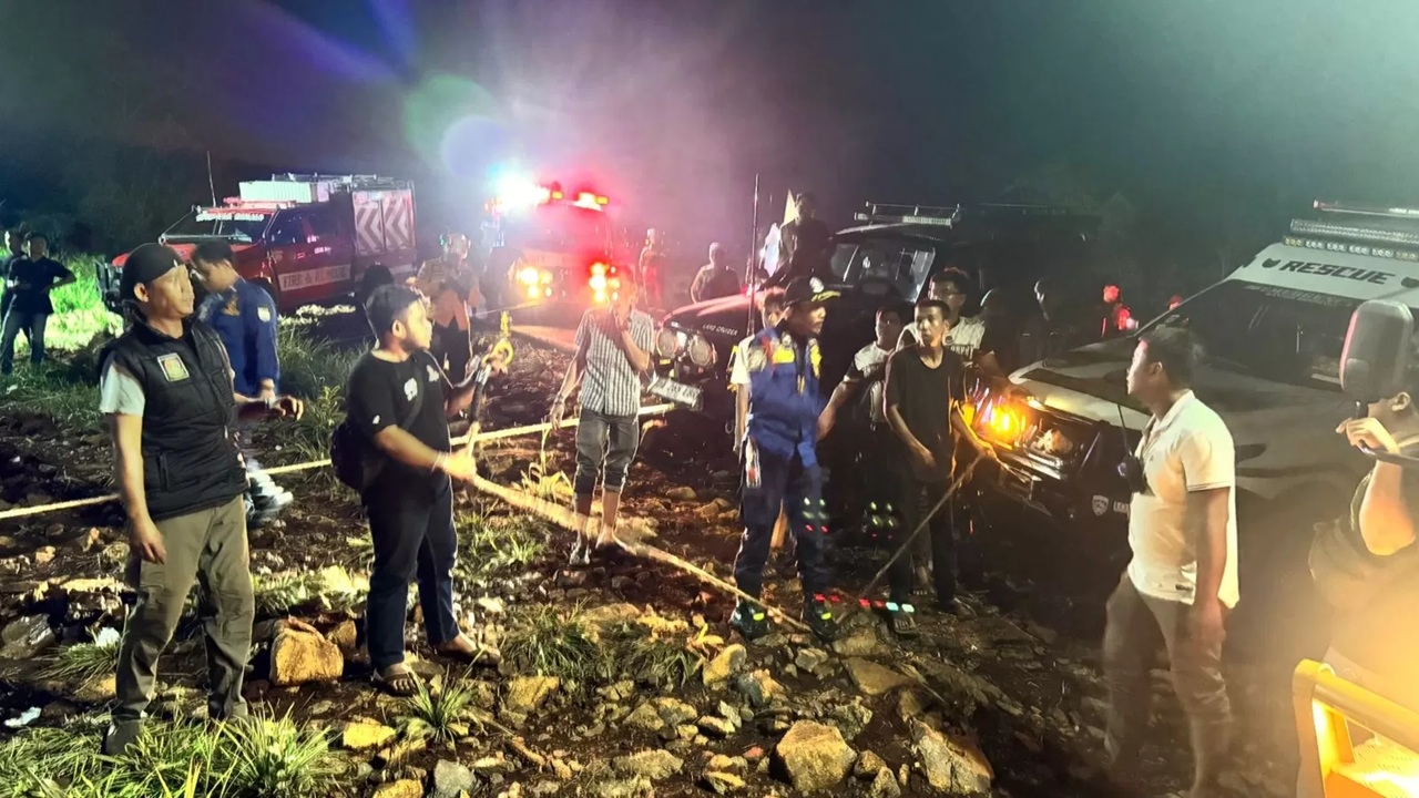 Proses evakuasi bus yang terguling dan masuk jurang di kawasan Tahura Sultan Adam, Mandiangin, Kecamatan Karang Intan, Kabupaten Banjar. (DPKP BANJAR)