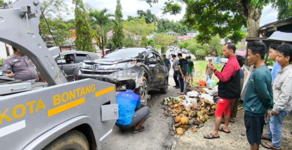 Mobil yang menabrak pedagang di Bontang.