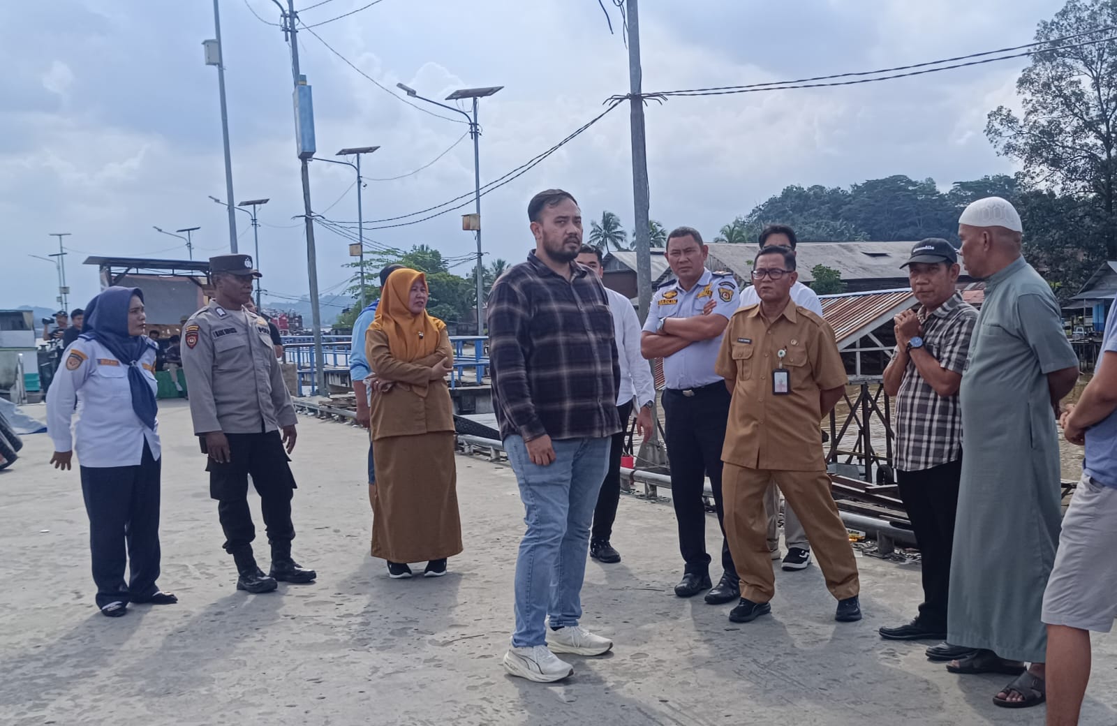 Perwakilan Humas BPH Migas kenakan kemeja kotak berdialog dengan pemilik kapal di Dermaga Sungai Kunjang Samarinda, Senin 9 Februari 2026.