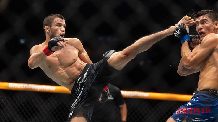 Umar Nurmagomedov (kiri) lontarkan tendangan ke Bautista. (X)