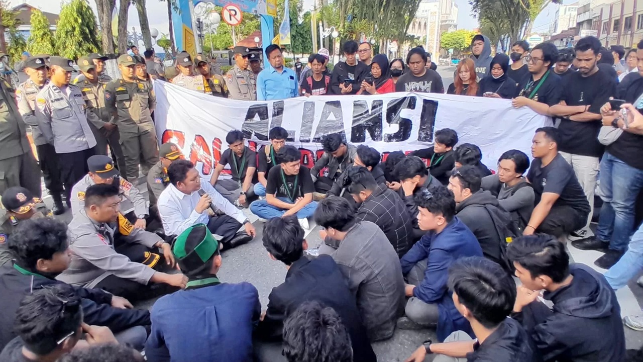Aparat kepolisian berdialog dengan massa Aliansi Balikpapan Melawan (Bakwan) saat aksi unjuk rasa di depan Kantor Wali Kota Balikpapan, Senin (9/2/2026), menyoroti banjir, dan layanan publik.
