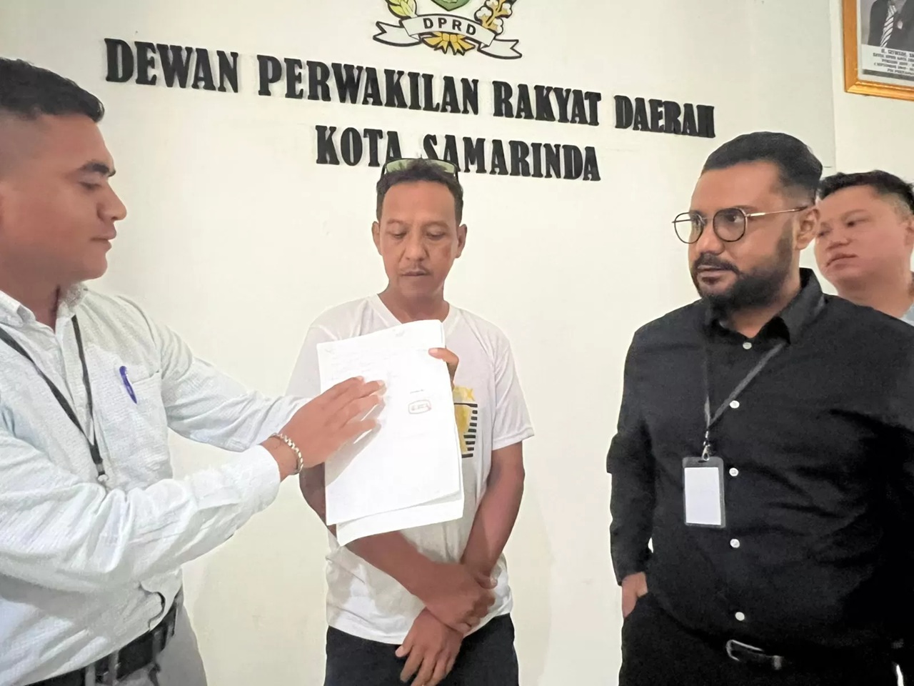 Rudy didampingi kuasa hukum Fuad Al Habsyi dan Febronius Kefi bersama tim advokat melaporkan dugaan pelanggaran kode etik oleh salah seorang anggota DPRD Samarinda, Senin (9/2/2026). (MELI/SAPOS)