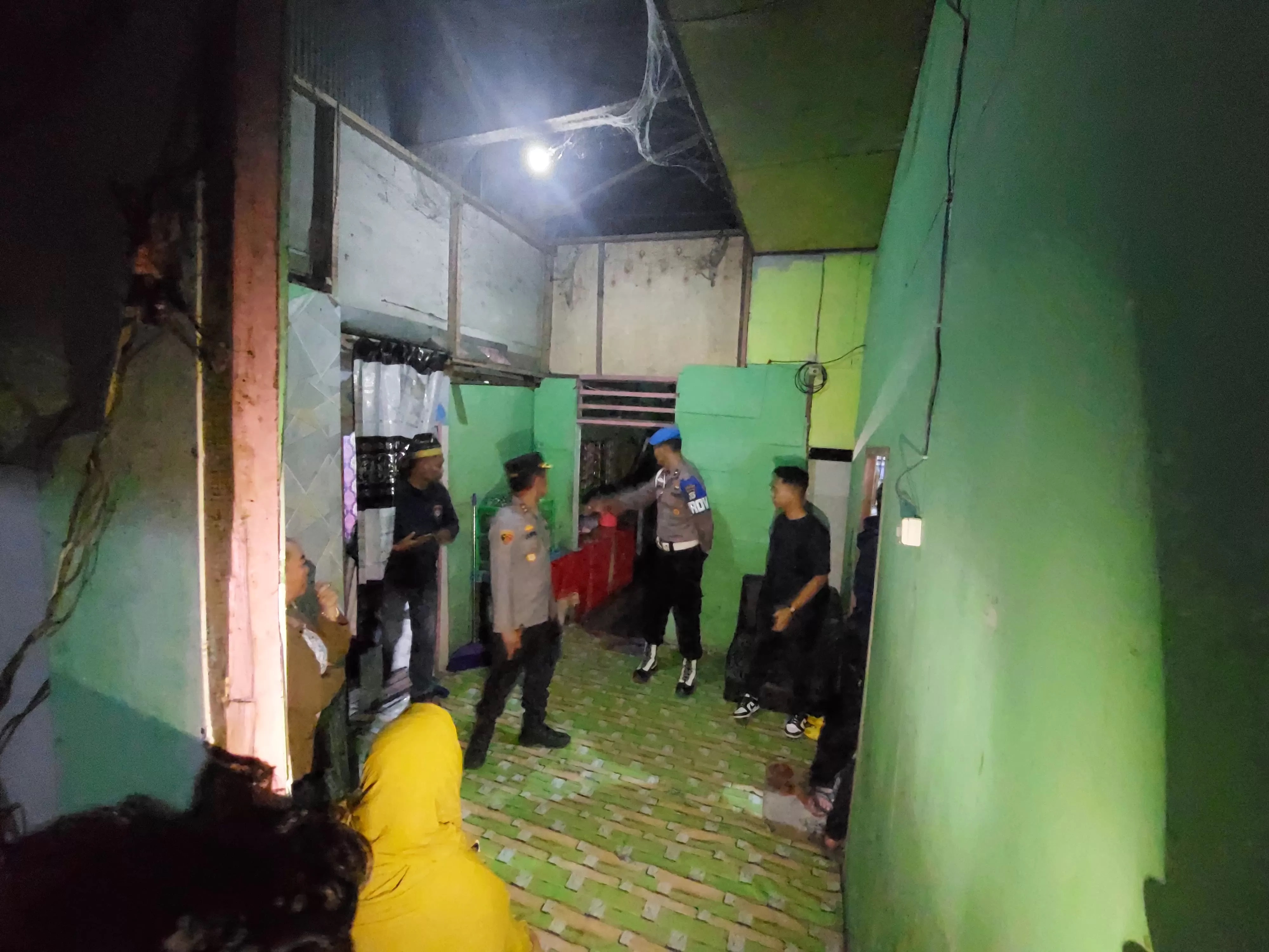 WARUNG MALAM: Petugas gabungan saat melakukan razia warung malam di Sungai Buluh bulan September 2025 lalu. (Jamaluddin/Radar Banjarmasin)