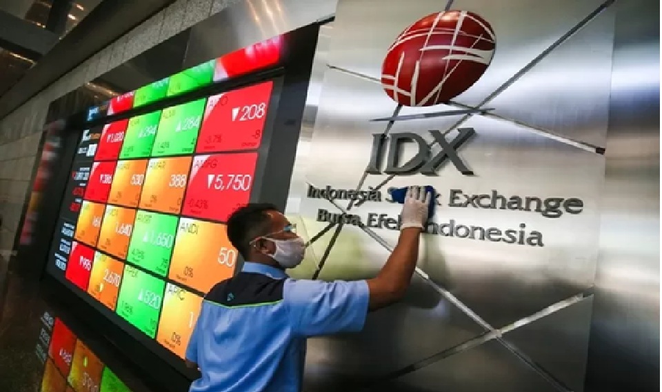 Petugas membersihkan logo didekat monitor pergerakan harga saham Bursa Efek Indonesia, Jakarta.