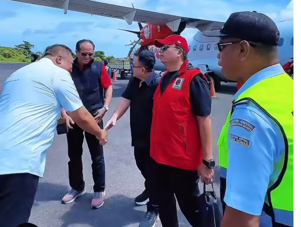 Ketua Komisi V DPR RI, Lasarus, meninjau pembangunan terminal baru Bandara Rahadi Oesman, Ketapang, Kamis (5/2) lalu.