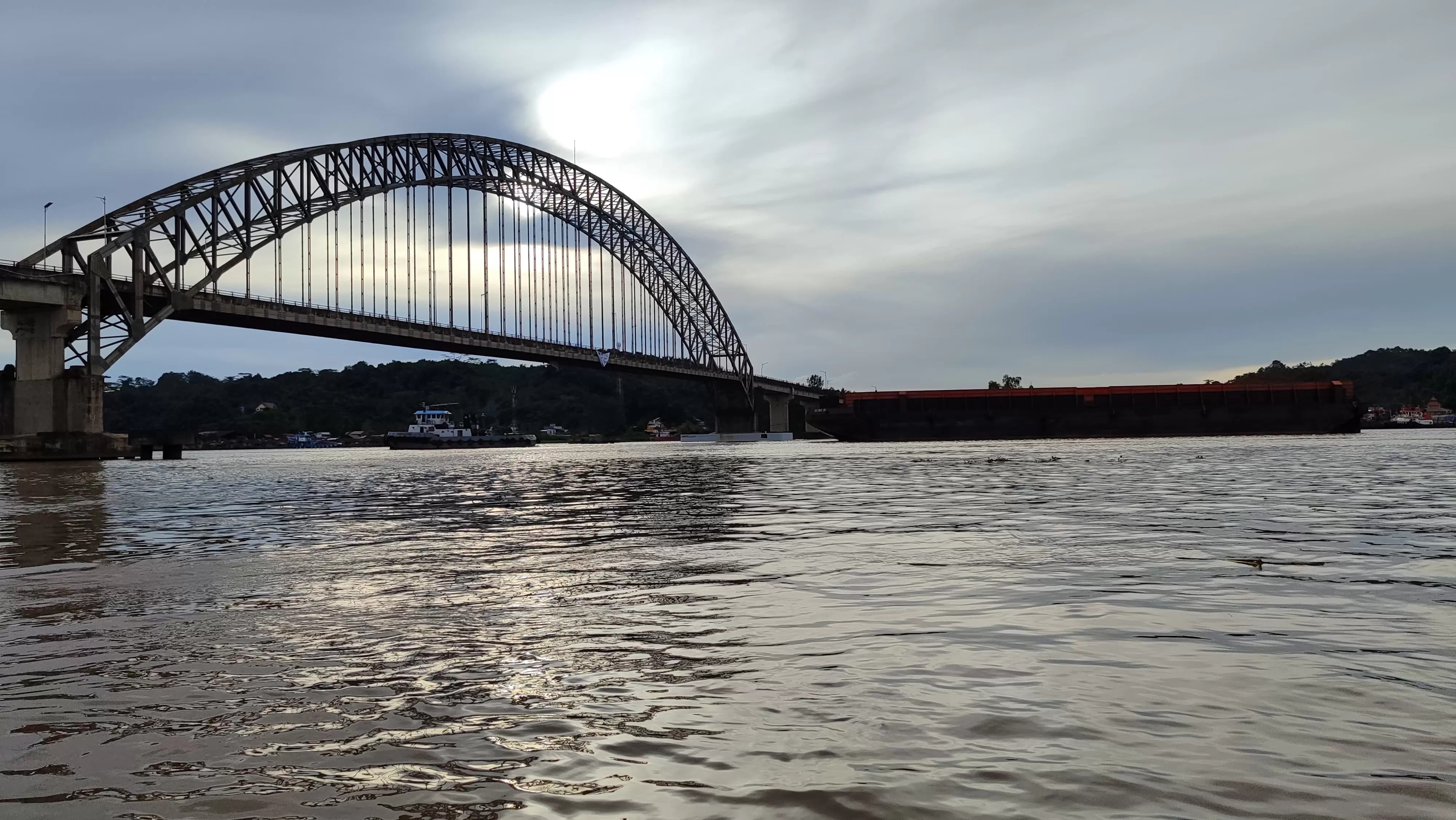 KSOP Kelas I Samarinda mendorong PT Pelindo segera memberlakukan pengolongan kapal 24 jam guna menertibkan buoy ilegal di alur Sungai Mahakam. (OKE/SAPOS)