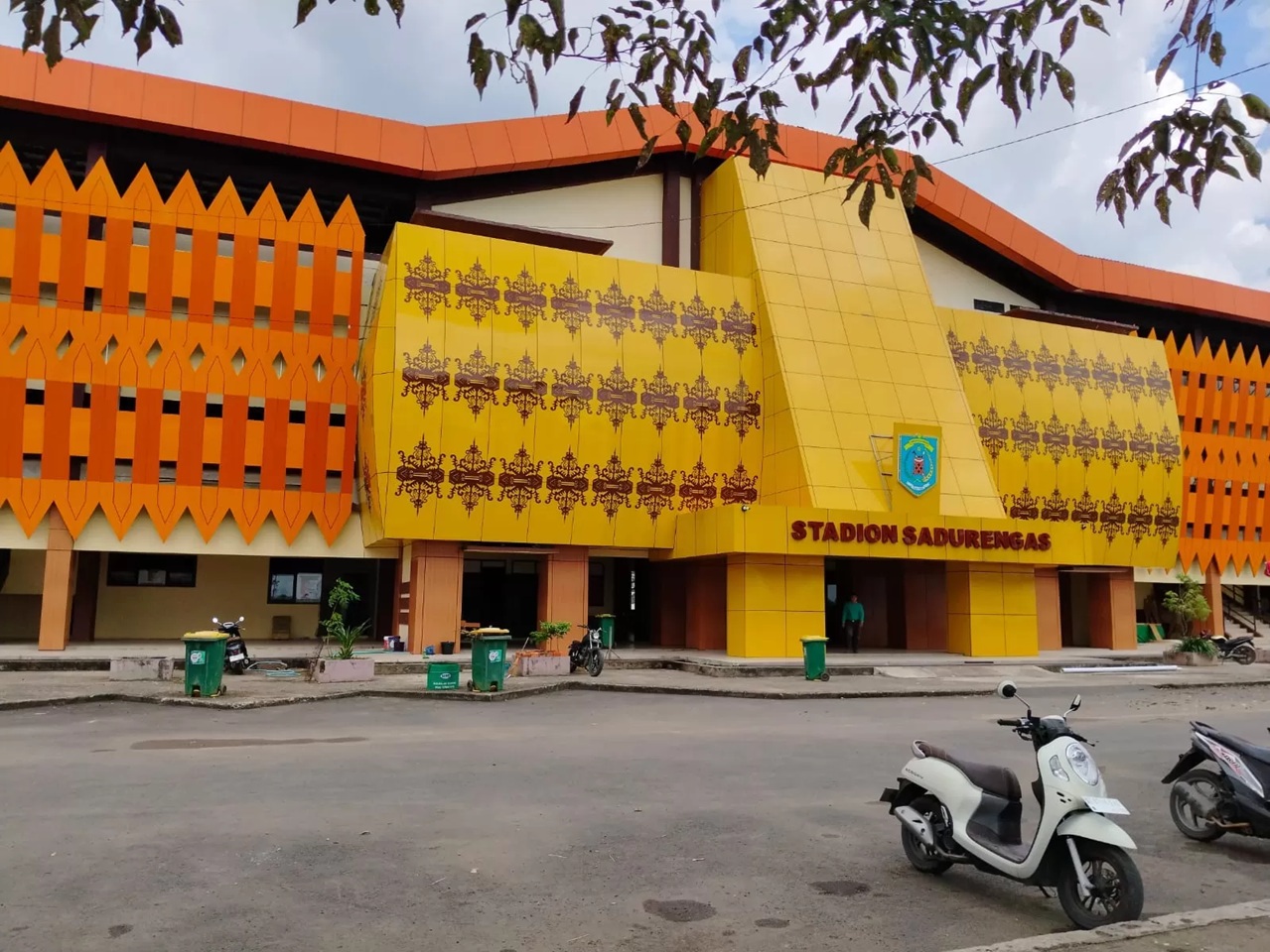 Stadion Sadurengas di Kabupaten Paser direnovasi dan dipersiapkan menjadi kandang utama sepak bola lokal.(FOTO:TOMI/PASER POS)