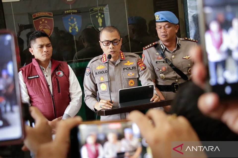 Kepala Bidang Humas Polda Nusa Tenggara Barat Kombes Pol. Mohammad Kholid (tengah) didampingi Kepala Bidang Propam Kombes Pol. Wildan Alberd (kanan) beri keterangan pers.